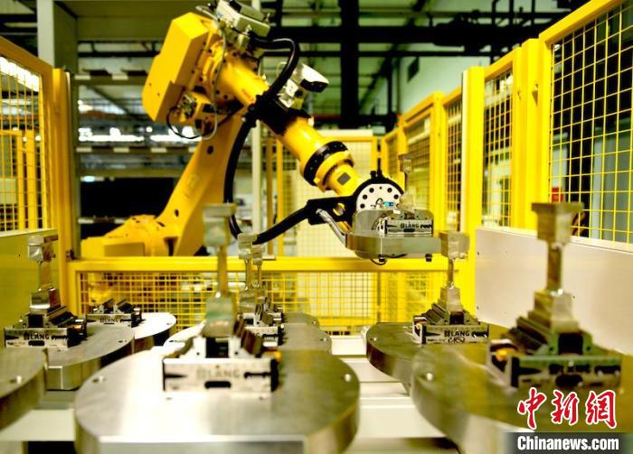 产线机器人放置完工叶片。　刘岗 摄